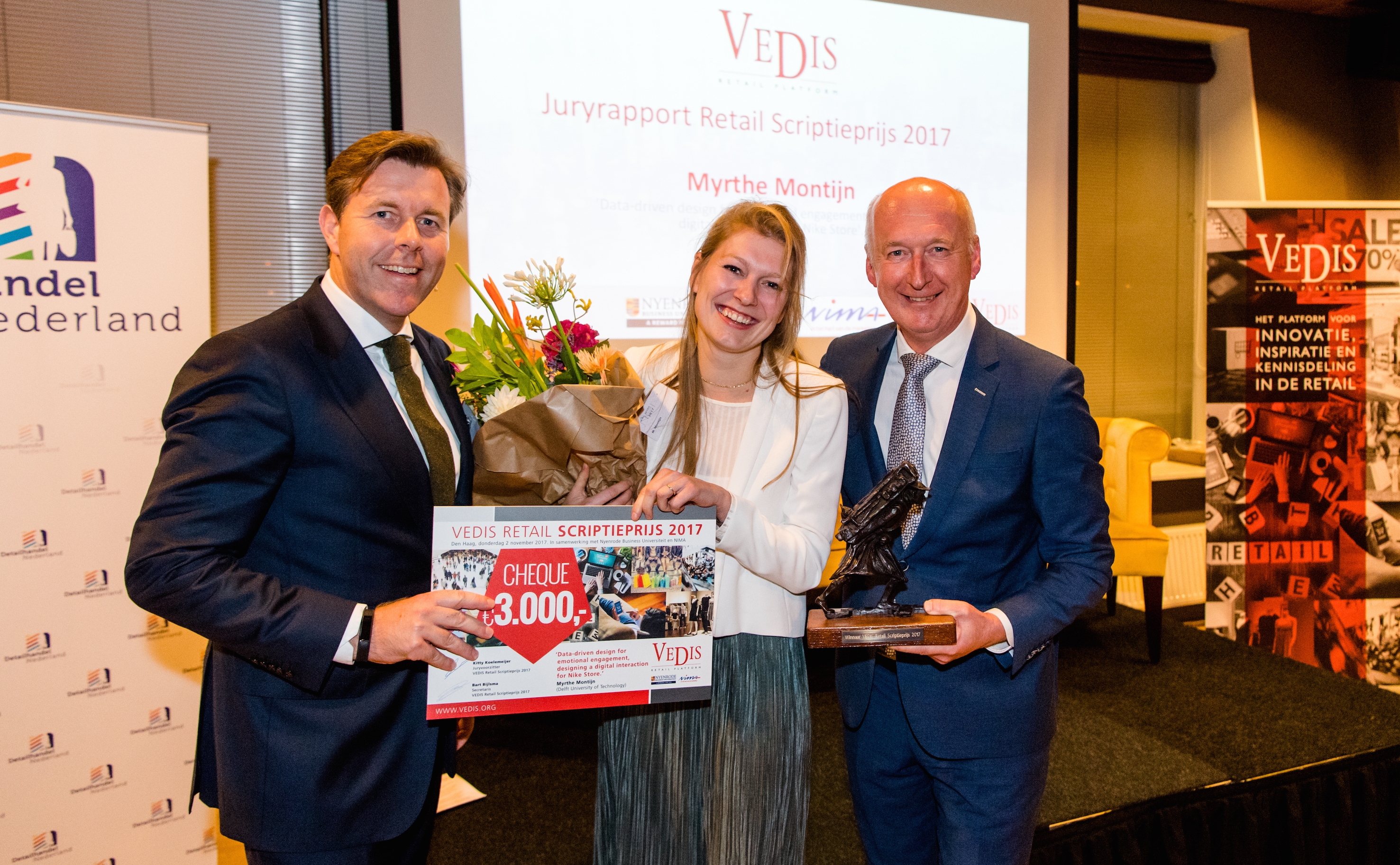 Jan-Derek Groenendaal (l), winnaar VEDIS Retail Scriptieprijs Myrthe Montijn (m) en Guido van Woerkom, voorzitter Detailhandel NL (r)